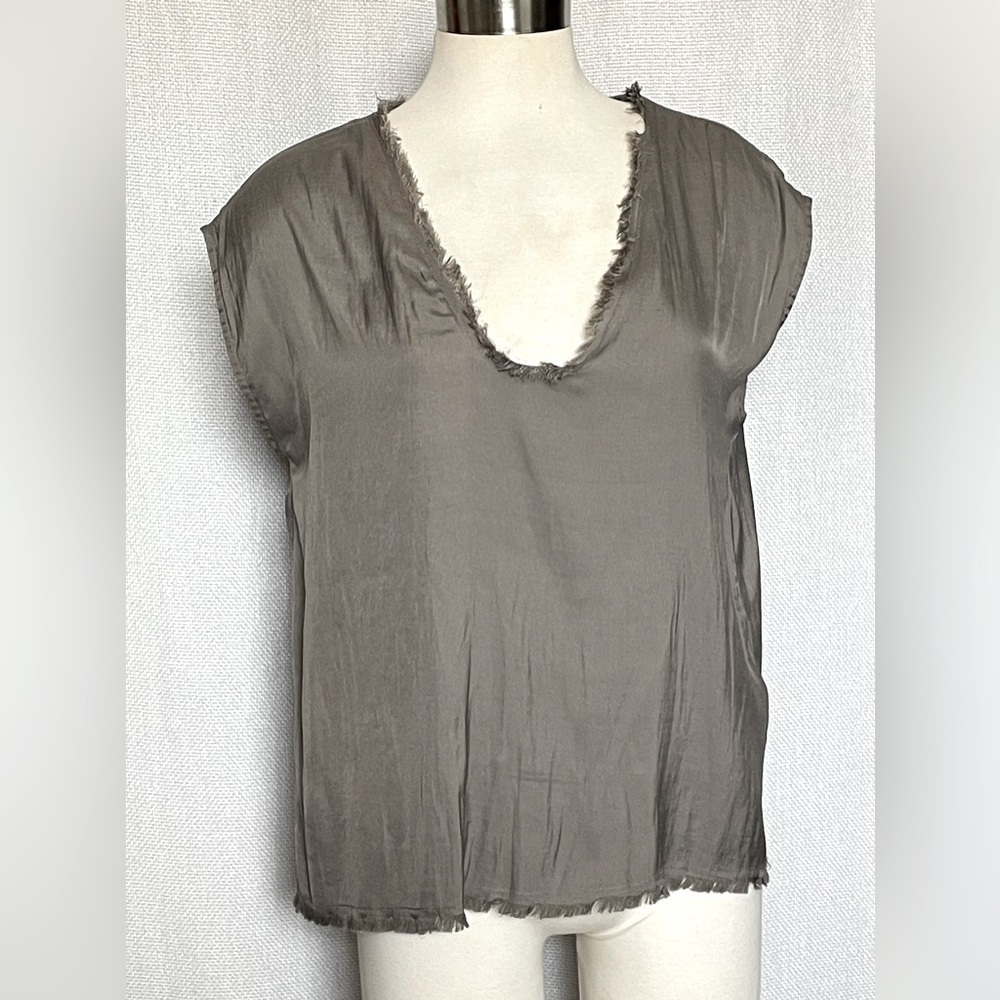 KLd v neck top